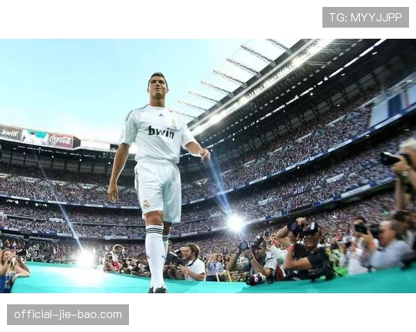 镜头故事:看台上一位小球迷为C罗的皇马旧照落泪 镜头故事:看台上一位小球迷为C罗的皇马旧照落泪